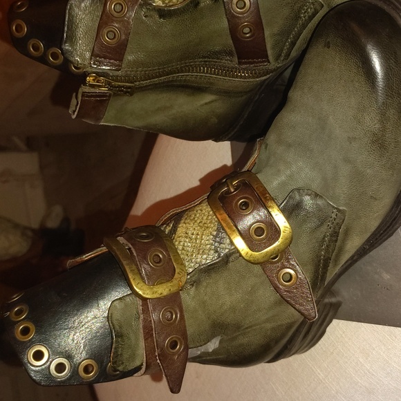 Stylish Black and Brown Buckle Boots - Picture 11 of 17